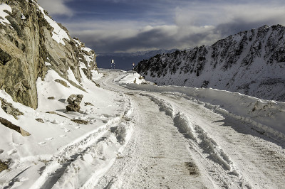 山上的雪路
