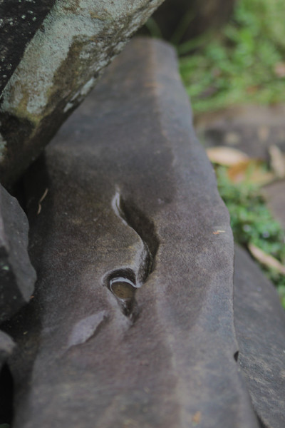 印度尼西亚西爪哇岛Cianjur，巴东山(gunung padang)巨石遗址的一块石头上的Kuja
