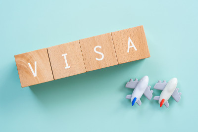 签证;带有“VISA”文字概念的木块和飞机玩具。