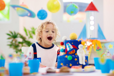 孩子们的太空主题生日派对和蛋糕。
