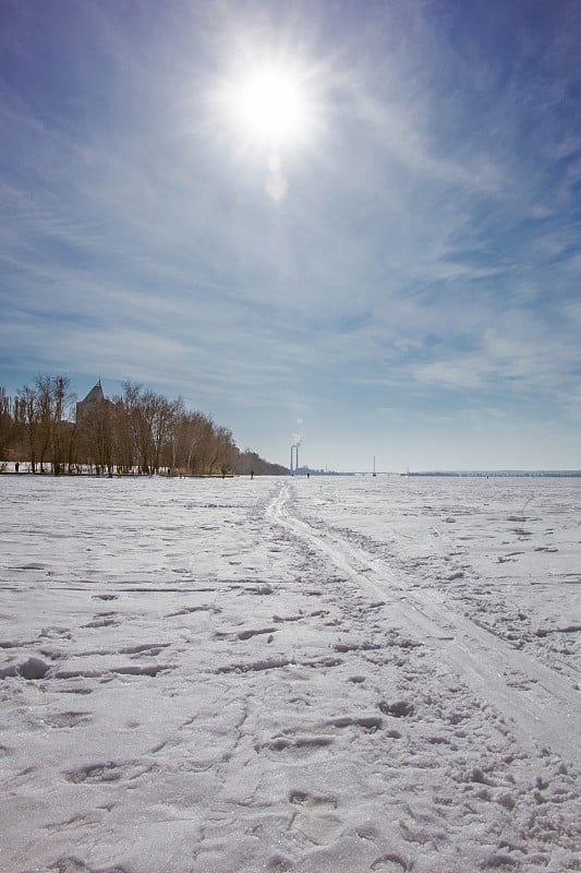 湖上的滑雪道。