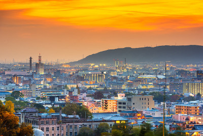 京都，日本黄昏城市景观