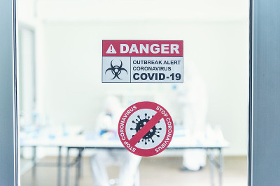 科学家covid-19病毒抗体研究实验室研究实验生物技术培养病毒疫苗。科学家看显微镜实验实验室科学试
