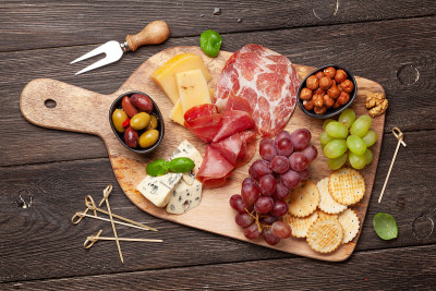 奶酪、肉、葡萄和橄榄的开胃菜