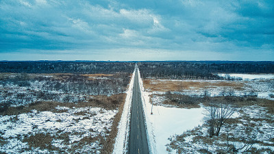 道路消失在远处的冰冷景象
