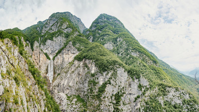 著名的斯洛文尼亚瀑布博卡在朱利安阿尔卑斯山在特里格拉夫国家公园。它是斯洛文尼亚海拔最高的山峰之一。波