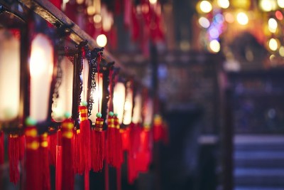 传统的中国灯笼与祝福在寺庙