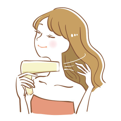用吹风机吹头发的女人