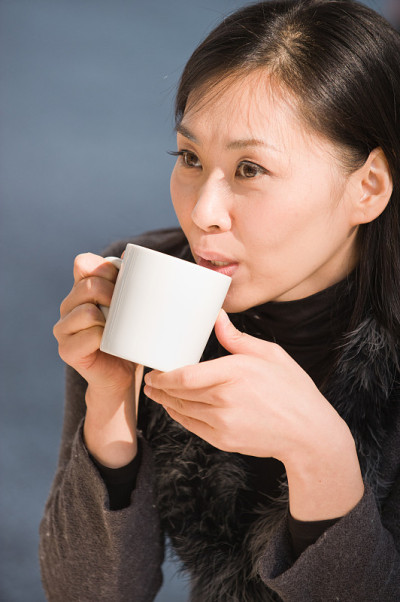 亚洲女人喝酒
