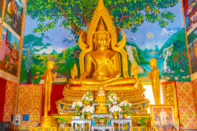 泰国苏梅岛Wat Plai lam寺庙内的金色佛像和多彩的佛教绘画和艺术