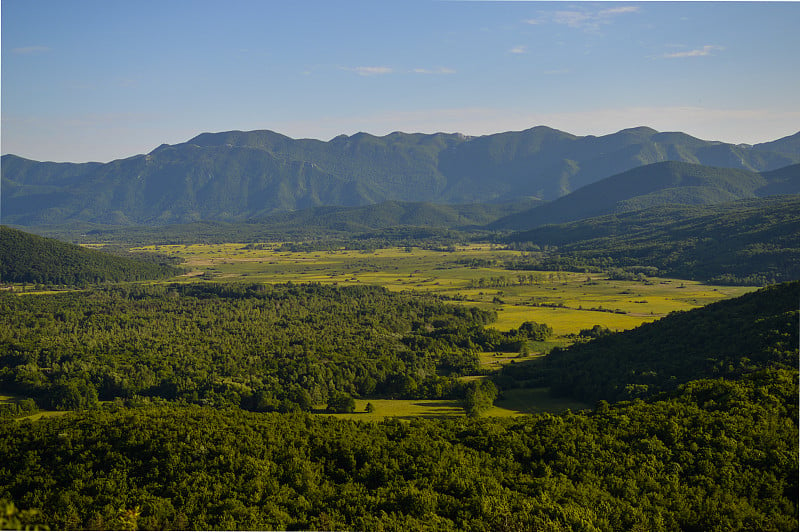 从Krcmar峰向Velebit山麓的全景。Lika地区,克罗地亚