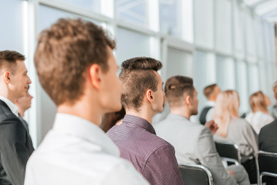 年轻人在商业研讨会上听演讲者讲话