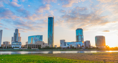 日落时分美丽的叶卡捷琳堡市中心全景