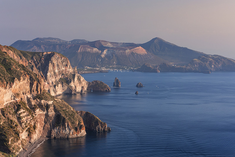 利帕里岛海岸线与火山岛在日落时，意大利西西里岛