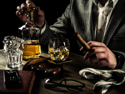 晚上喝威士忌