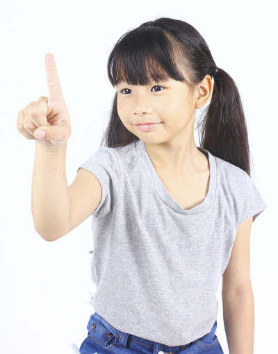 小女孩用手指向上