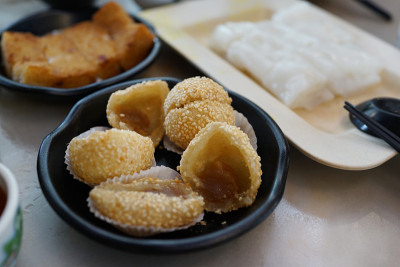 餐桌上的各式点心