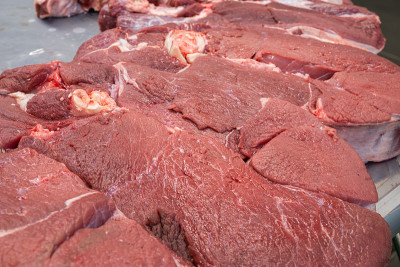 肉店柜台上的新鲜生肉