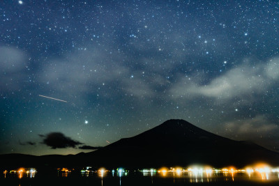 星空与山中湖的富士山