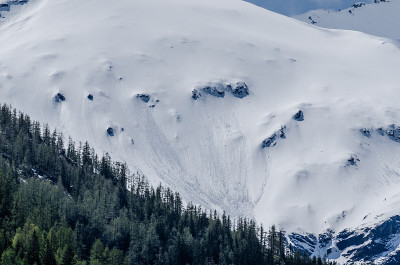 山上有雪，有雪崩