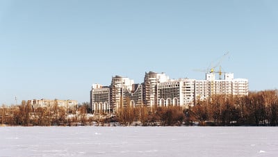 冬季城市景观与现代的建筑或房屋和蓝天在阳光明媚的日子