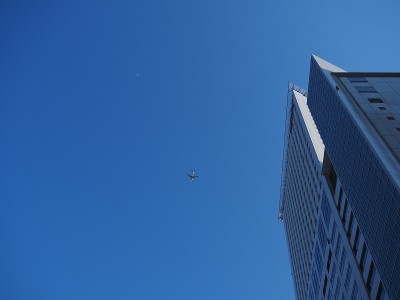 在大楼上空低空飞行的客机