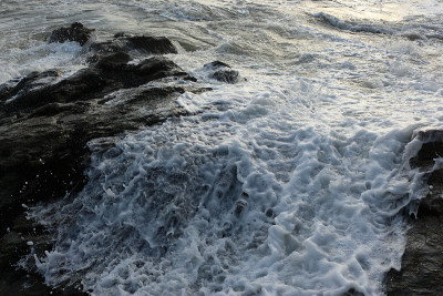 海上风暴过后，海浪席卷了卡尔里昂湾