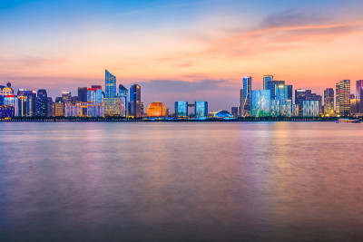 夜晚的杭州城市天际线和高楼大厦