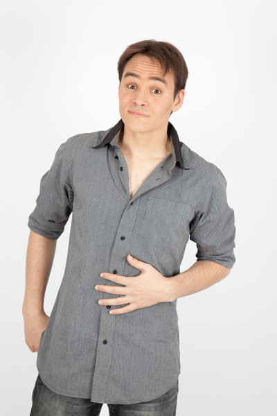 英俊的男人在不同的衣服做不同的表情