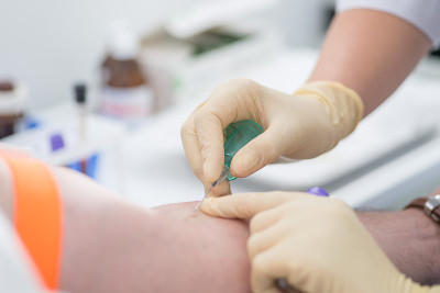 橡胶护士用针从patientâ的手臂上取血进行分析
