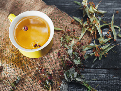 花草茶。挑选草莓和酸橙花。替代医学