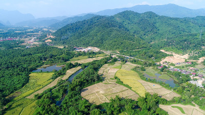 从空中俯瞰老挝万荣镇周围的风景