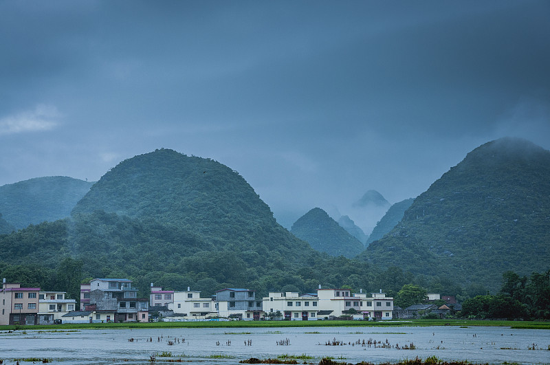 喀斯特山脉和乡村景色中的薄雾预览效果