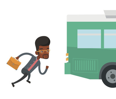 迟到的人跑着赶公共汽车