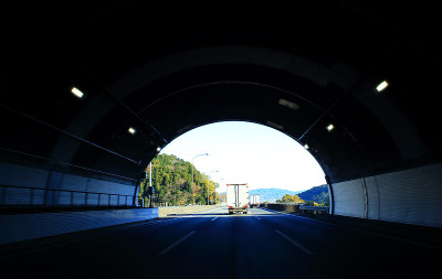 卡车开过公路隧道