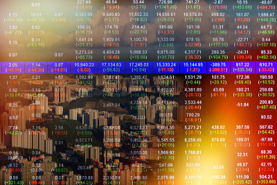 股票市场概念以城市景观为背景，房地产概念。