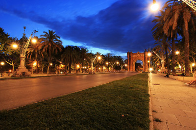 凯旋门在 Parc de la Ciutadella 黄昏，巴塞罗那