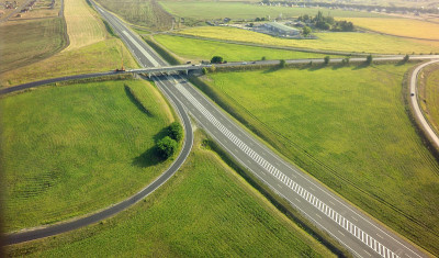 鸟瞰图的高速公路交叉路口路口夏季早晨与汽车