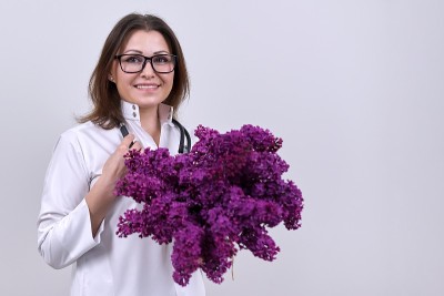 女医生的肖像与听诊器与一束丁香花