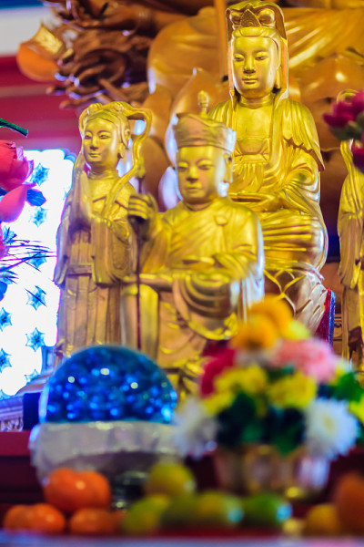 中国寺庙中观音的美丽形象。千手观音，中国神的形象制作木雕中国艺术在泰国