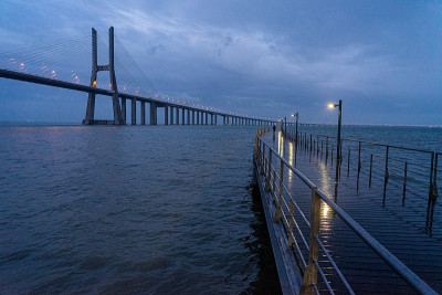 从Nações公园拍摄的瓦斯科·达·伽马大桥的雨夜照片，摄于里斯本。