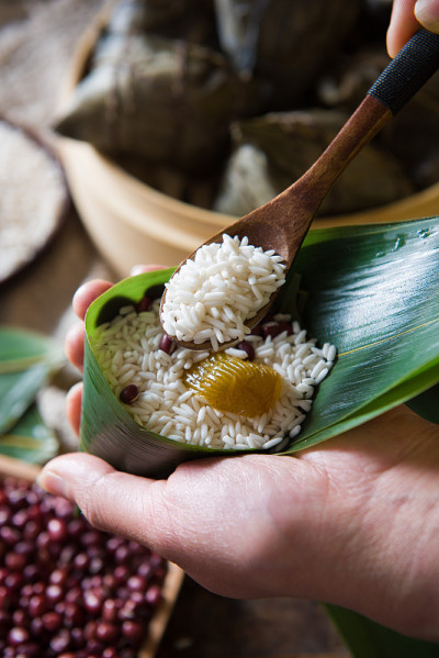 端午节包粽子，中国的传统食品