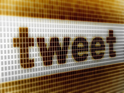 屏幕上的“tweet”图标。