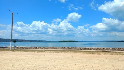 危地马拉Peten Itza湖的El Pedregal海滩，阳光明媚