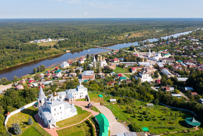 天使报喜大教堂和克莱亚兹马河的鸟瞰图。Gorokhovets。俄罗斯