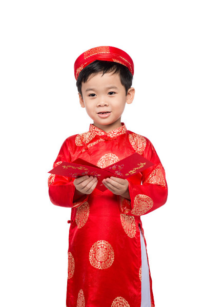 拿着红包的中国男孩