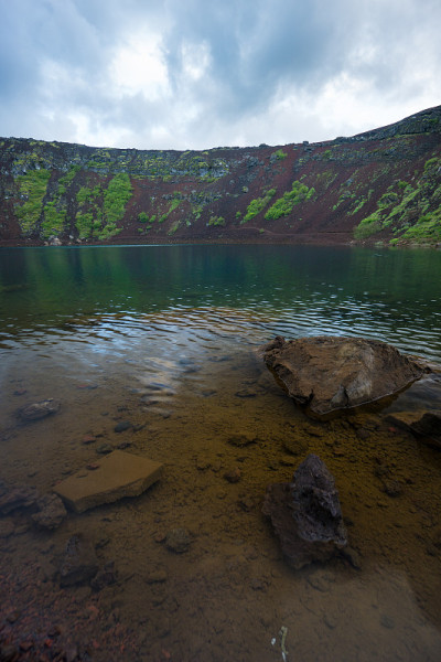 冰岛-在克里德火山口湖清澈的蓝色水中的石头