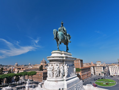 维托里奥·埃马努埃莱二世纪念碑也被称为Vittoriano，或Altare della Patria