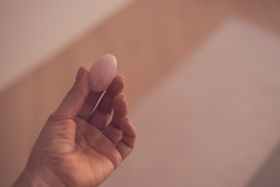 女人手里拿着女人的蛋