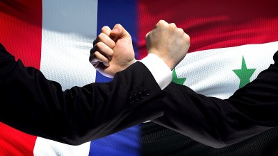 法国vs叙利亚对抗，国家分歧，拳头在旗帜上的背景